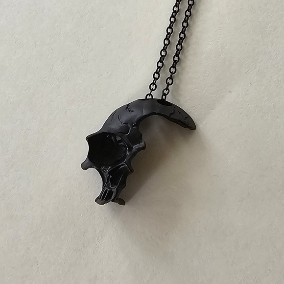 💀 Cracked Black Skull Necklace - Picture 2 of 5